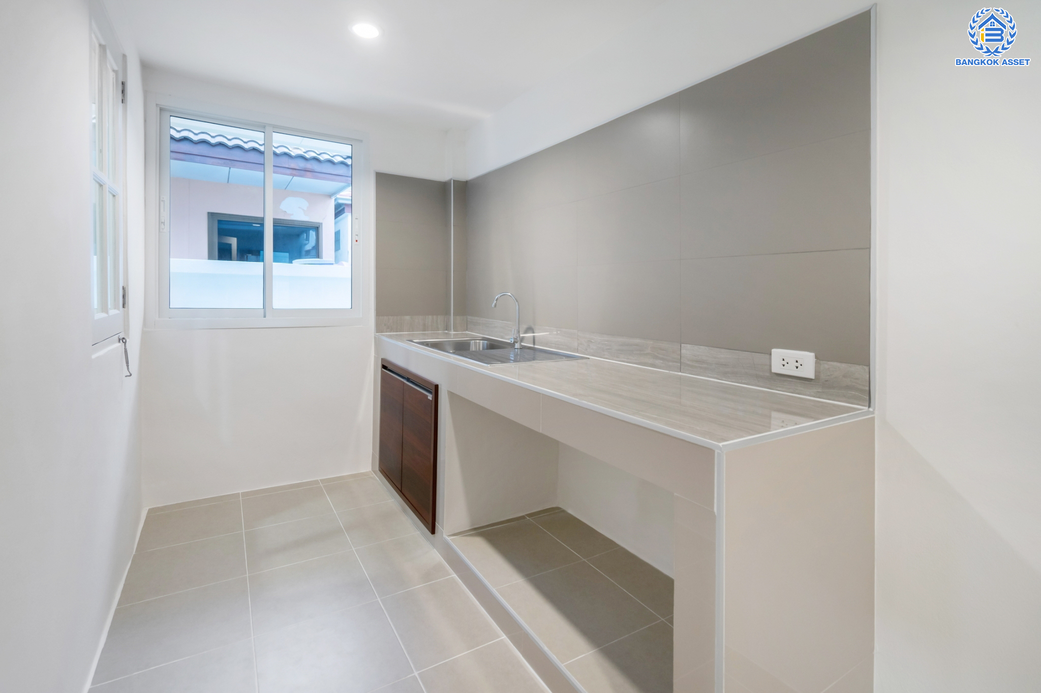 บ้านมือสองตกแต่งใหม่ ม.บุรีรมย์ วงแหวนฯ-ปิ่นเกล้า (ซ.วัดพระเงิน) บ้านแฝดหลังใหญ่ เนื้อที่ 38.5 ตร.ว. ฟังก์ชัน 3 ห้องนอน 2 ห้องน้ำ 1 ที่จอดรถ เดินทางสะดวกสบาย บนทำเลเชื่อมต่อ ถ.กาญจนาภิเษก ใกล้เซ็นทรัลเวสต์เกต รถไฟฟ้าสายสีม่วง "สถานีตลาดบางใหญ่" และทางด่วนศรีรัช!...